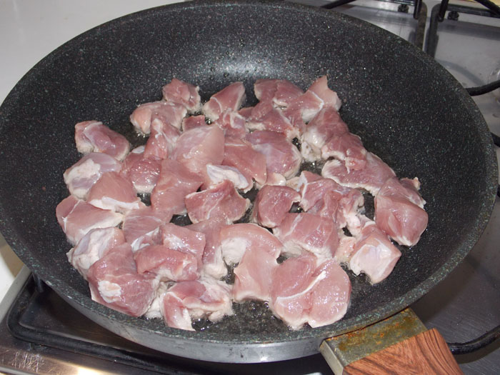 плов с мясом на сковородке