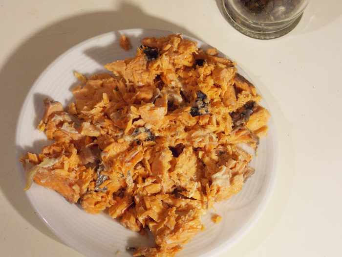 Салат для диабетика из лука и моркови с рыбой