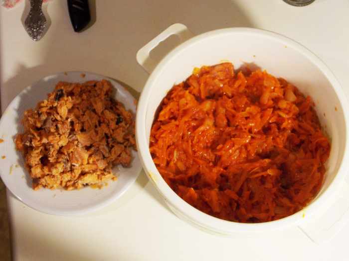 Салат для диабетика из лука и моркови с рыбой