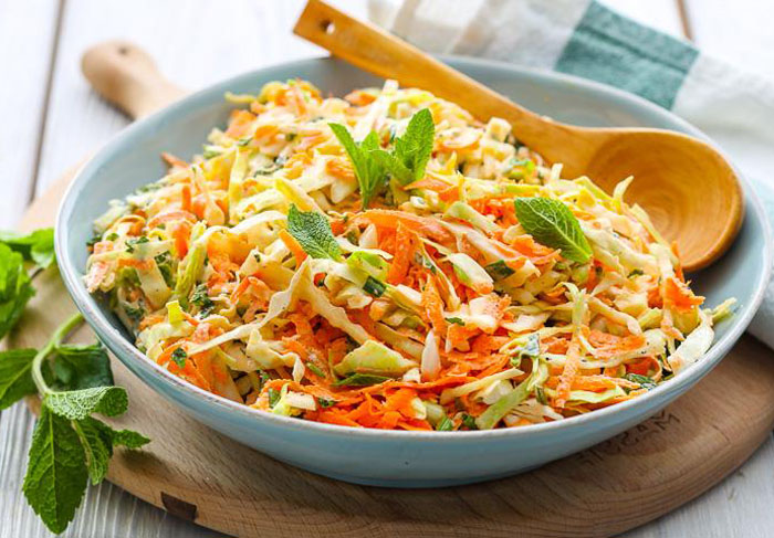 салат из капусты и моркови с чесноком