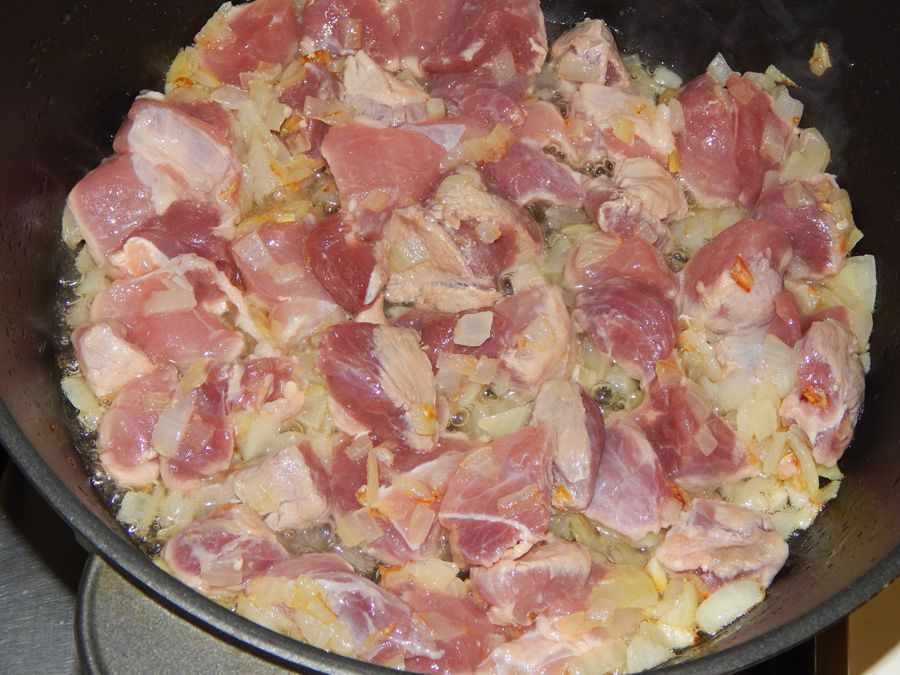 мясо обжарить с луком