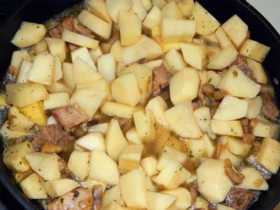 картошка с грибами и мясом