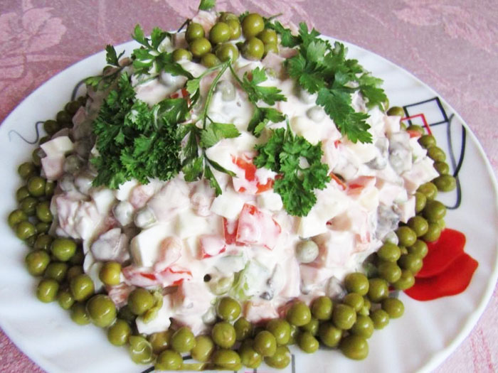 салат с ветчиной и помидорами