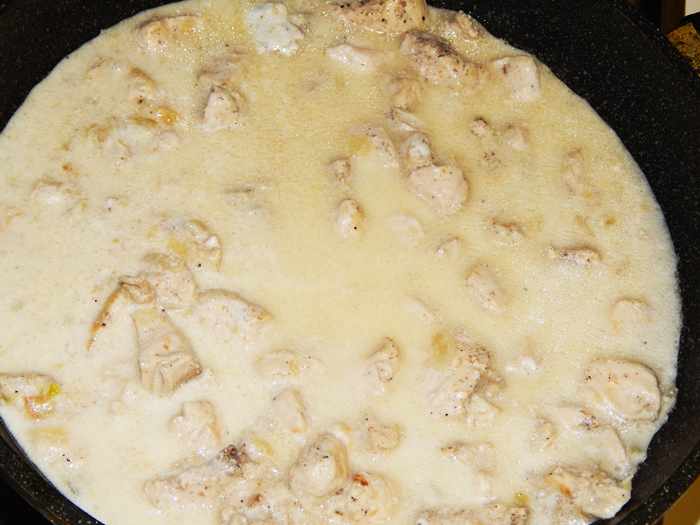 куриные грудки со сметаной