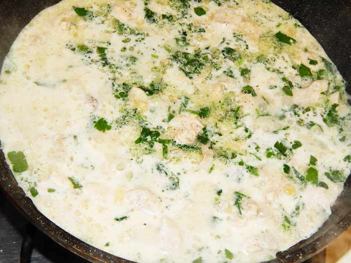 куриные грудки с кунжутом и сметаной