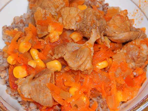 свинина с кукурузой и болгарским перцем