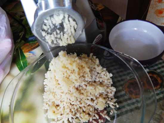 хрен и чеснок через мясорубку