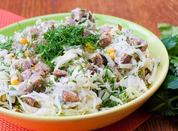 салат с капустой и колбасой, с сухариками