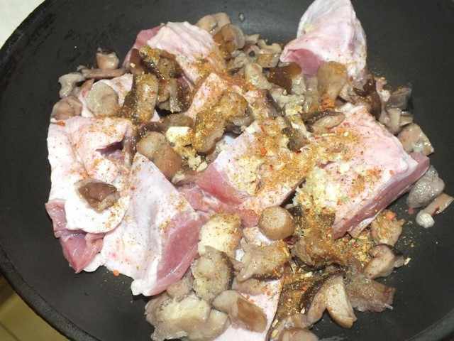 мясо индейки с грибами